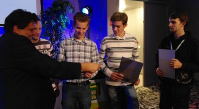 Do Blankestijn (links) met studenten tijdens een honours uitreiking