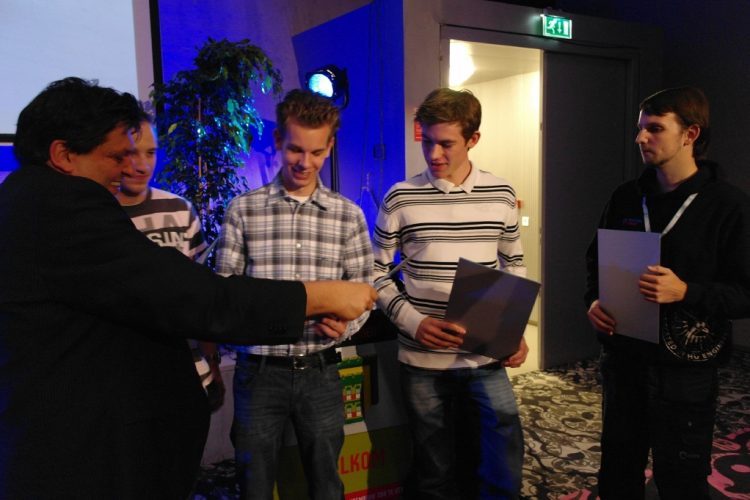 Do Blankestijn (links) met studenten tijdens een honours uitreiking