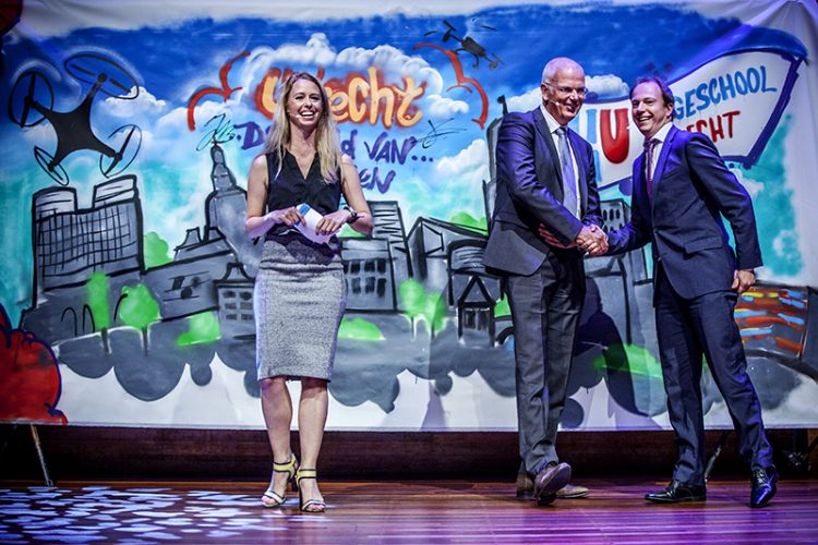 Jan Bogerd en locoburgemeester Jeroen Kreijkamp bekrachtigen convenant HU en Gemeente Utrecht tijdens de jaaropening 2016-2017
