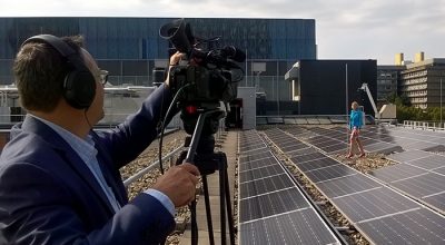 Tineke Zweed voor een video-opname over duurzaamheid, op het dak van Heidelberglaan 7