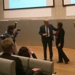 Anton reikt de lectorenpenning uit aan Quirine Eijkman, 9 feb 2017