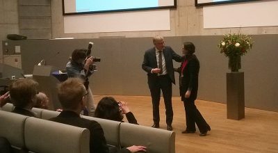Anton reikt de lectorenpenning uit aan Quirine Eijkman, 9 feb 2017