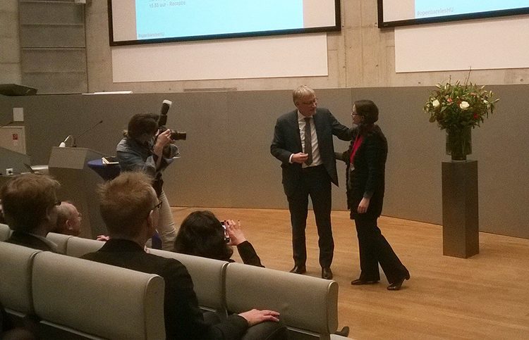 Anton reikt de lectorenpenning uit aan Quirine Eijkman, 9 feb 2017