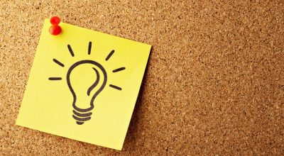 stickynote met idee op prikbord