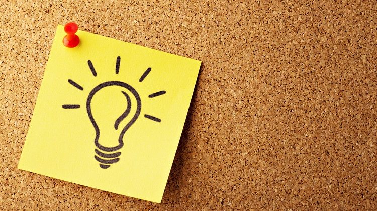 stickynote met idee op prikbord