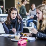 Studenten met elkaar in gesprek