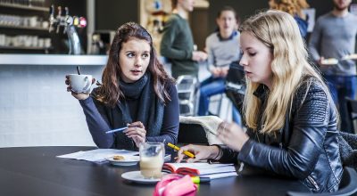 Studenten met elkaar in gesprek