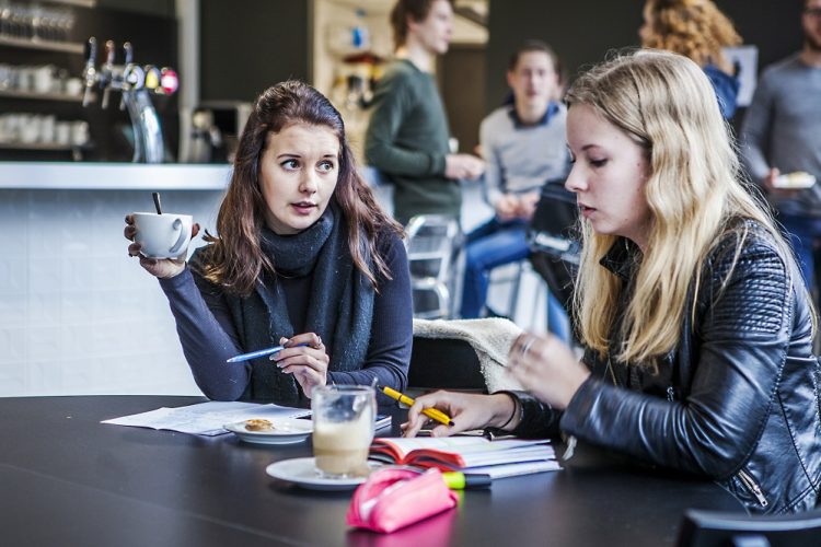 Studenten met elkaar in gesprek
