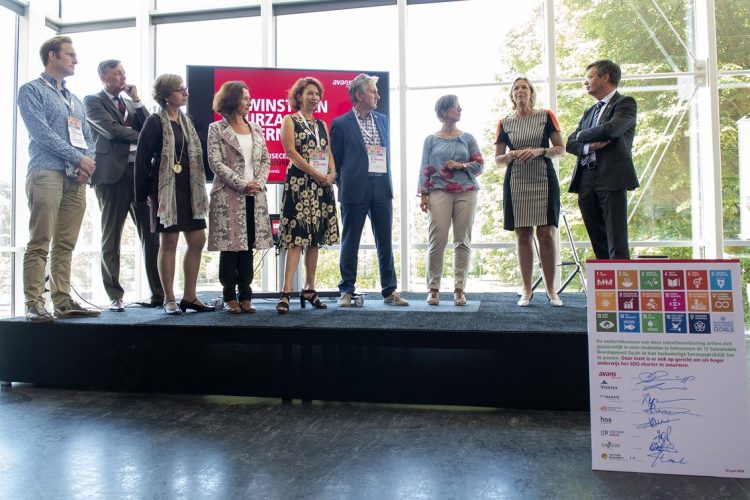 Tineke met Jan-Peter Balkenende bij ondertekening intentieverklaring om duurzaamheidsdoellingen VN toe te passen, 26-6-18