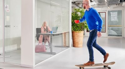werknemer op skateboard
