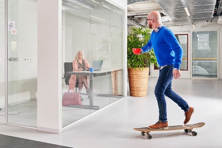 werknemer op skateboard