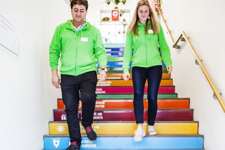 Trap met de 17 Sustainable Goals van de VN op de treden