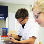 Studenten aan het werk in het lab