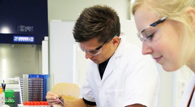 Studenten aan het werk in het lab