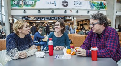 Medewerkers in gesprek