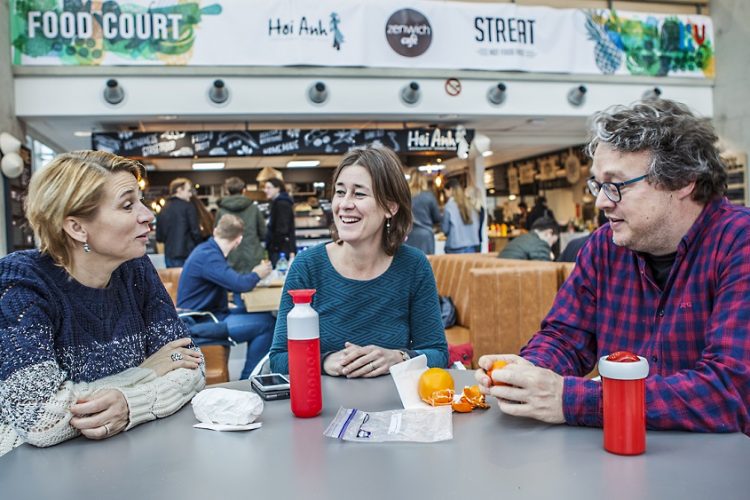 Medewerkers in gesprek