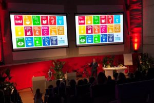 Jan Rotmans spreekt op het symposium over de SDG's