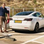 Wilko Planje laadt de Tesla