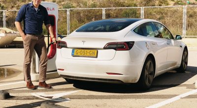 Wilko Planje laadt de Tesla