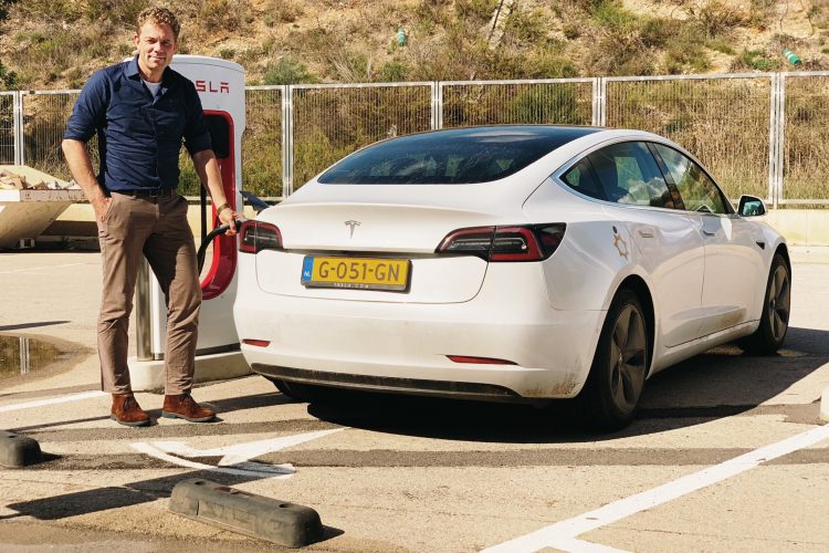 Wilko Planje laadt de Tesla