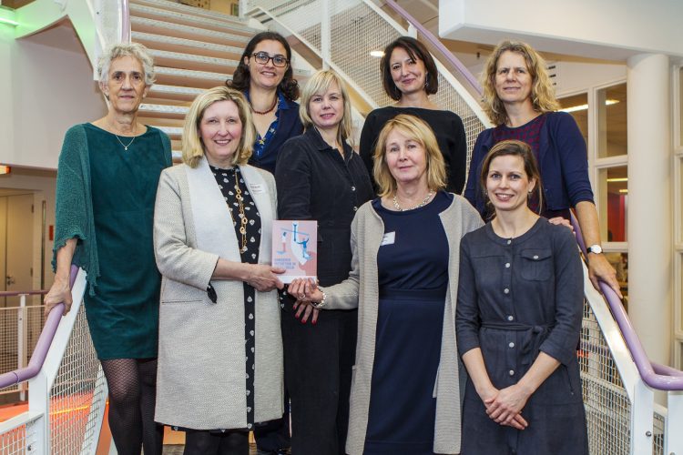 Het HU-onderzoeksteam. Onderste rij v.l.n.r.: Tanja van Mazijk (onderzoeker), Marion Uitslag (onderzoeker), Renate Giesing (ondersteuner). Bovenste rij v.l.n.r.: Marie- José Geenen (onderzoeker), Quirine Eijkman (lector Toegang tot het Recht), Majda Lamkaddem (projectleider) en Jacqueline Bosker (lector Werken in een gedwongen kader)