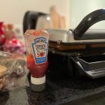 Gesmolten kaas en ketchup