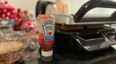 Gesmolten kaas en ketchup
