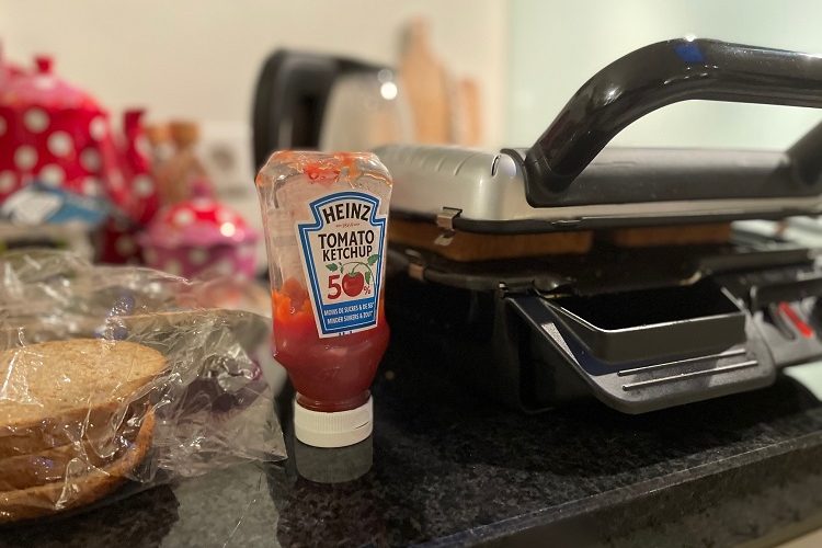 Gesmolten kaas en ketchup