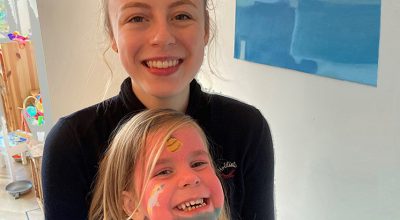 Studente Sanne met de jongste uit het gezin van Lizet