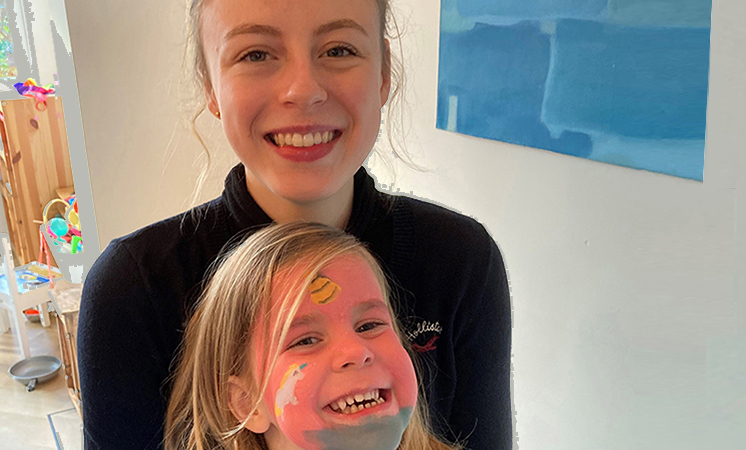Studente Sanne met de jongste uit het gezin van Lizet