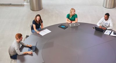 studenten aan tafel