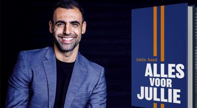 Amin Asad met zijn boek