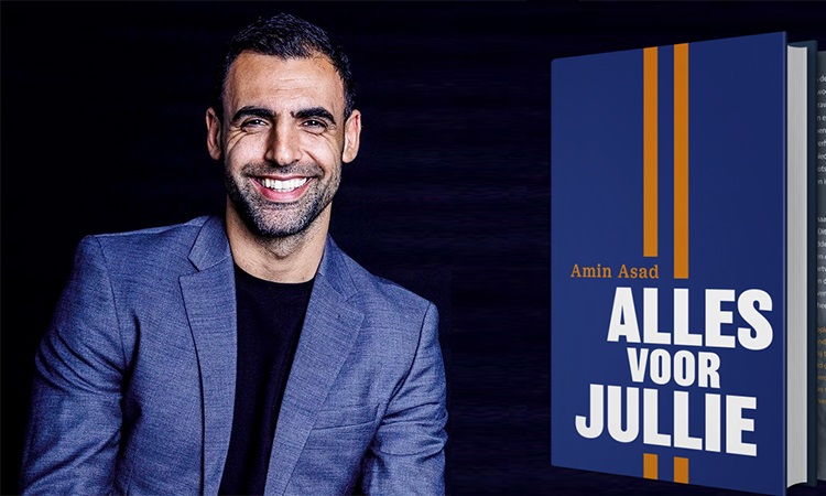 Amin Asad met zijn boek