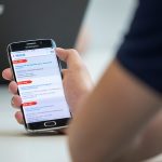 Student met myHU op telefoon