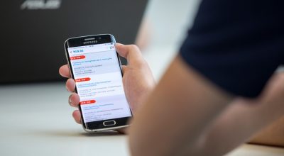 Student met myHU op telefoon