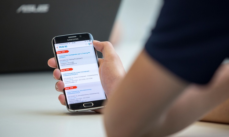 Student met myHU op telefoon
