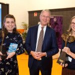 Demissionair minister Arie Slob met rechts Miranda Jansen en links Saskia Schuitema, die de Onderwijstoptalentprijs won in de categorie basisonderwijs.
