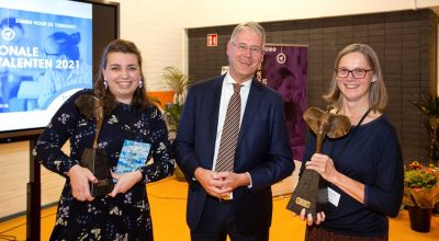 Demissionair minister Arie Slob met rechts Miranda Jansen en links Saskia Schuitema, die de Onderwijstoptalentprijs won in de categorie basisonderwijs.