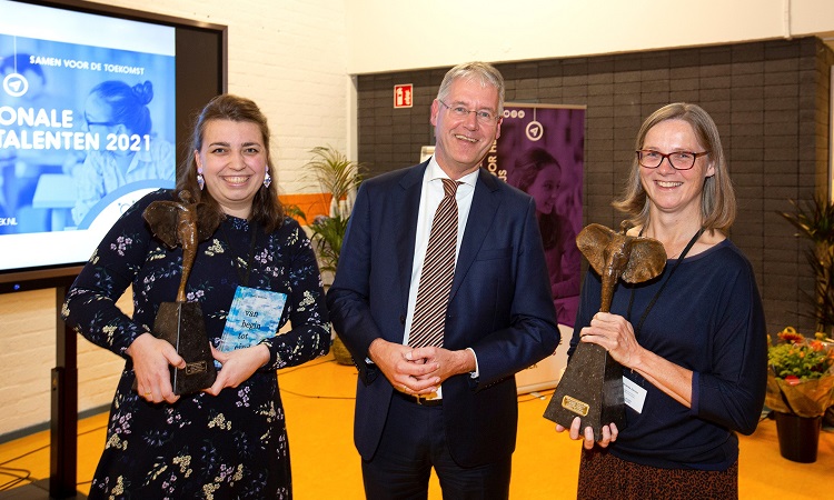 Demissionair minister Arie Slob met rechts Miranda Jansen en links Saskia Schuitema, die de Onderwijstoptalentprijs won in de categorie basisonderwijs.