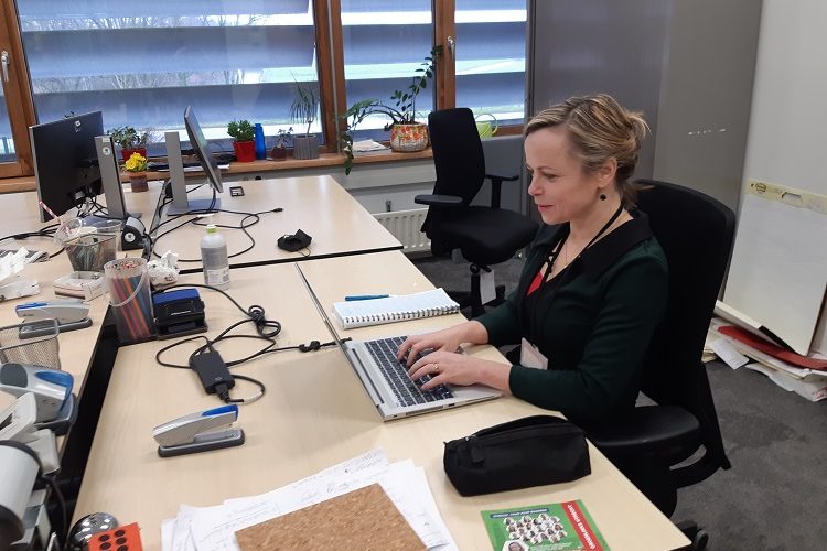 Maartje Vermeulen aan het werk op de HU