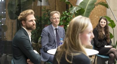 Ministers Wiersma (links) en Dijkgraaf (midden) met studenten op de HU