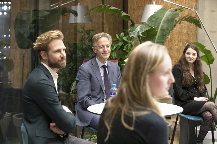 Ministers Wiersma (links) en Dijkgraaf (midden) met studenten op de HU
