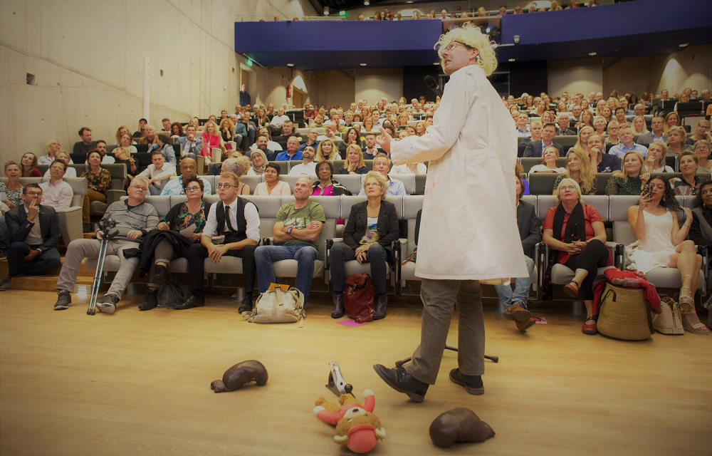 "Dit kon ik dus NIET tijdens de coronatijd op de HU: levendige, cabareteske fratsen uithalen in de hoorcollegezalen. Nu gelukkig weer wel!"