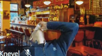 Jeroen: "Je kunt het ook via MS Teams gezellig maken, bijvoorbeeld met een bruincafésfeertje. Leuke is dat je met de achtergrondopties ook weer even social talk uitlokt."
