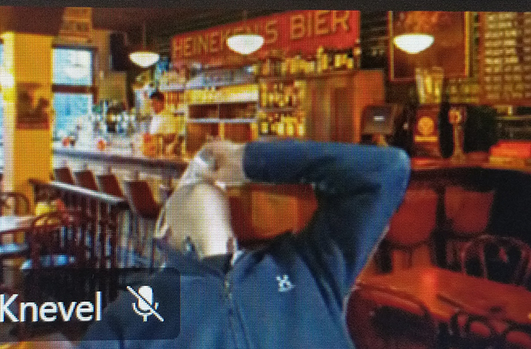 Jeroen: "Je kunt het ook via MS Teams gezellig maken, bijvoorbeeld met een bruincafésfeertje. Leuke is dat je met de achtergrondopties ook weer even social talk uitlokt."