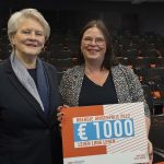 Uitreiking van de Arendje Jansen Prijs, met rechts Désirée Bierlaagh