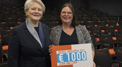Uitreiking van de Arendje Jansen Prijs, met rechts Désirée Bierlaagh