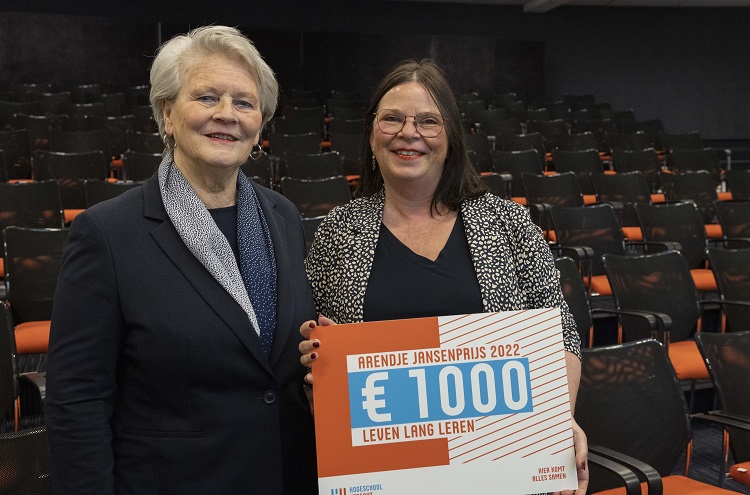 Uitreiking van de Arendje Jansen Prijs, met rechts Désirée Bierlaagh