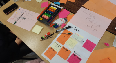 studenten werken samen aan een project tijdens het Business & Arts Innovation Lab 2022