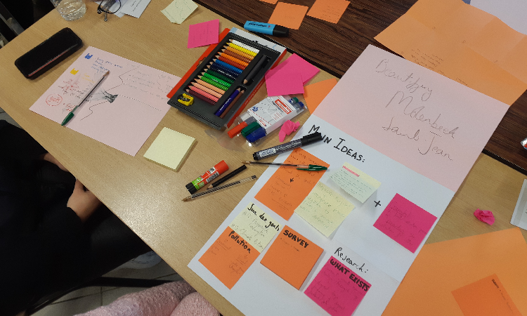 studenten werken samen aan een project tijdens het Business & Arts Innovation Lab 2022
